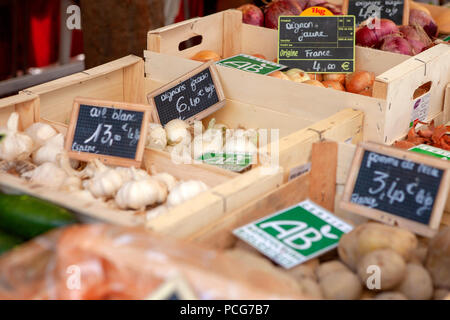 Bouquets de l'ail blanc frais et de girofle en vente sur marché français stall Banque D'Images