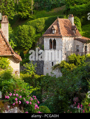 Maisons et jardins de fleurs à Saint-Cirq-Lapopie, Vallée du Lot, France Midi-Pyreness Banque D'Images