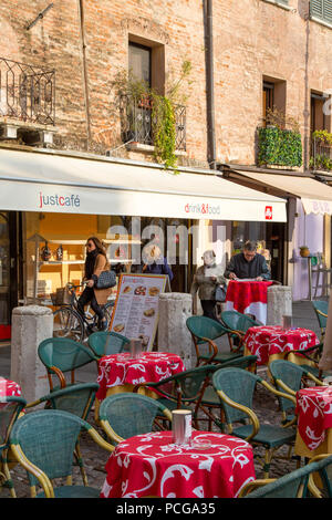 Les propriétaires de boutiques et les travailleurs sur leur lieu de travail sur la Piazza Sordello, Mantoue, Lombardie, Italie Banque D'Images