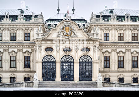 Détail détail de la façade sud du Palais du Belvédère supérieur et galerie d'art dans un blizzard d'hiver Tempête de neige, la conception de l'ère baroque. Vienne, Autriche. Banque D'Images