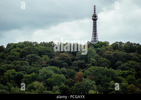 La tour d'observation de Petřín, cadre métallique en acier près de réplique de la Tour Eiffel, à Prague, République tchèque - vu à travers une forêt d'arbres. Banque D'Images