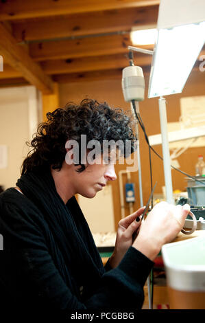 Serie de portrait et créateur de bijoux Lore Langendries et son travail (Belgique, 01/06/2010) Banque D'Images