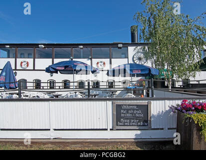 Nainital, Suède - le 18 juillet 2018 : : Restaurant en plein air dans le port de plaisance le 18 juillet 2018 en Suède, de Nynashamn. Banque D'Images