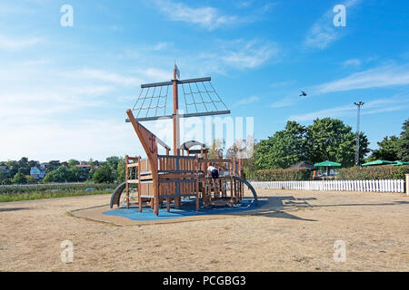 Nainital, Suède - le 18 juillet 2018 : Viking Ship aire de jeux avec les enfants le 18 juillet 2018 en Suède, de Nynashamn. Banque D'Images