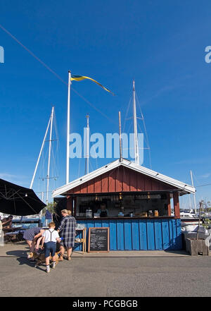 Nainital, Suède - le 18 juillet 2018 : Les gens de port et marina de Nynas extérieur restaurants le 18 juillet 2018 en Suède, de Nynashamn. Banque D'Images