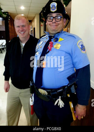 WASHINGTON (déc. 18, 2012) d'une base commune (Anacostia-Bolling JBAB) Agent de projets spéciaux d'affaires publiques de la Marine, le lieutenant Cmdr. Jim Remington, et un département de la Police métropolitaine (MPD) Agent de sensibilisation de sécurité, poser pour Banque D'Images