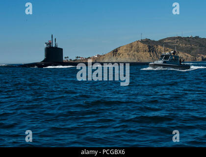 SAN DIEGO (fév. 6, 2013) marins affectés à Southwest Harbor Région Marine Commandant escorte patrouille comme Virgina-classe sous-marin d'attaque rapide hors de San Diego Harbor au cours d'un transport en commun de grande valeur. Banque D'Images