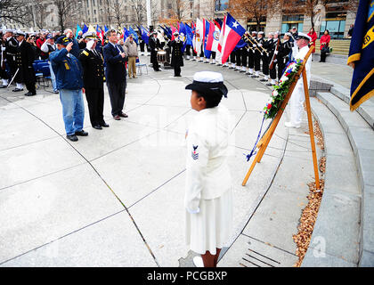 WASHINGTON (déc. 7, 2012) Frank Yanick, un ancien matelot de la Marine et survivant de Pearl Harbor, arrière Adm. Patrick J. Lorge, commandant du district naval de Washington, et a pris sa retraite, le Capitaine de frégate de réserve. Paul Stillwell rendre honneur au cours d'une cérémonie de dépôt de gerbes à la U.S. Navy Commémoration du 71e anniversaire de la 7 décembre 1941 Attaque japonaise sur Pearl Harbor. Banque D'Images