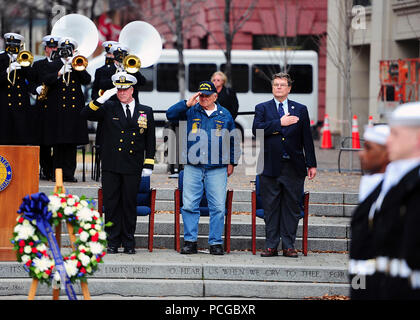 WASHINGTON (déc. 7, 2012) Arrière Adm. Patrick J. Lorge, commandant du district naval de Washington, l'ancien matelot de la Marine et survivant de Pearl Harbor et à la retraite, Frank Yanick réserver Cmdr. Paul Stillwell rendre honneur au cours d'une cérémonie de dépôt de gerbes à la U.S. Navy Commémoration du 71e anniversaire de la 7 décembre 1941 Attaque japonaise sur Pearl Harbor. Banque D'Images