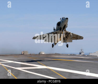 Océan Atlantique (Juin 8, 2004) - un A-4 Skyhawk a lancé le porte-avions brésilien São Paulo BNS (A12) effectue une touche et décollé à bord du porte-avions USS Ronald Reagan (CVN 76). Le plus récent de la marine américaine de classe Nimitz porte-avions et son équipage sont en cours le tour de l'Amérique du Sud comme ils font leur chemin vers leur nouveau port d'attache, San Diego, Californie, tout en participant à des exercices d'été 2004 à l'appui d'impulsion. Impulsion d'été 2004 est le déploiement simultané de sept groupes d'intervention de porte-avions (SCE), démontrant la capacité de la Marine à fournir des pow combat Banque D'Images