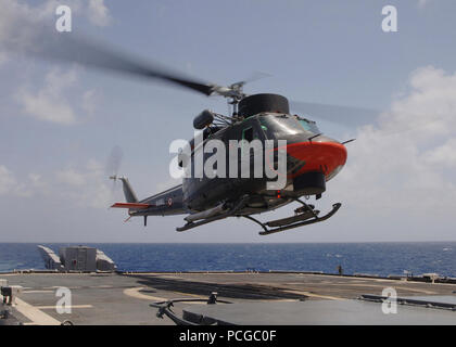 Mer (18 juillet 2005) - Un hélicoptère Agusta AB 212 s'approche de la cabine de pilotage du croiseur lance-missiles USS Thomas S. Gates (CG 51) au cours d'un exercice d'entraînement de pont croix d'hélicoptère dans la mer des Caraïbes. Thomas S. Gates fait partie d'une force multinationale et de la force navale de la garde côtière de six nations menant UNITAS 46-05 Phase du Pacifique au large des côtes de la Colombie. La marine colombienne dans cette année, l'unitas Phase Pacifique héberge l'Équateur, le Panama, le Pérou et les États-Unis. Au cours de l'exercice de deux semaines, les unités ont la possibilité de s'entraîner en tant que force unifiée dans tous les aspects de l'opéra de la marine Banque D'Images