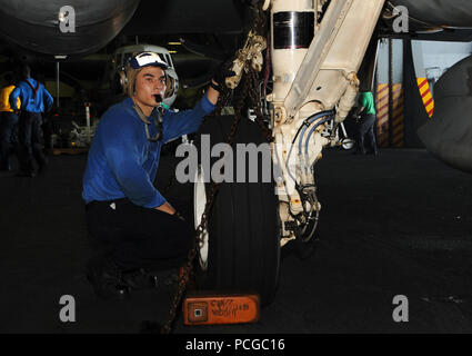 L'Aviation américaine d'équipage ?s Mate Airman Recruter Eaux Brandon assure un EA-6B Prowler aéronefs affectés à l'Escadron d'attaque électronique (VAQ) 134 à bord du porte-avions USS George H. W. Bush (CVN 77) dans le golfe Persique le 7 juillet 2014. Le George H. W. Bush était d'appuyer les opérations de sécurité maritime et les efforts de coopération en matière de sécurité dans le théâtre dans la 5e Flotte des États-Unis zone de responsabilité. Banque D'Images