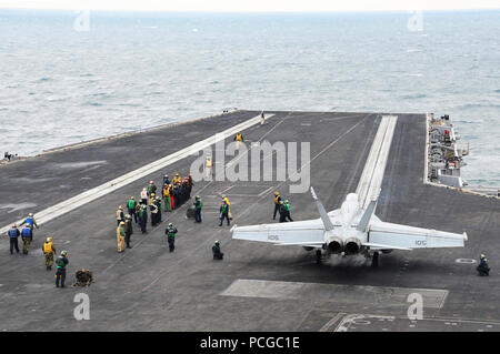 Un F/A-18E Super Hornet, attaché à la 'Tomcatters' de Strike Fighter Squadron (VFA), 31 lancements depuis le pont d'envol du porte-avions USS George H. W. Bush (CVN 77). George H. W. Bush est de retour au port d'attache à Norfolk, en Virginie, après avoir terminé le déploiement vers les États-Unis 6e et 5e flottes Zone d'opérations (ZO) à l'appui des intérêts de sécurité nationale des États-Unis. Le déploiement fait partie d'une rotation régulière des forces pour appuyer les opérations de sécurité maritime et le théâtre les efforts de sécurité. Banque D'Images