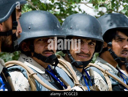 SPIN BULDAK, Afghanistan--police des frontières (ABP) Les officiers reçoivent leurs certificats de réussite pour le programme de formation pour le développement de la frontière l'accent au cours d'une cérémonie tenue à l'extérieur de la frontière d'ABP Centre à Spin Buldak le 2 avril 2009. Deux-cents nouveaux agents de police des frontières est diplômé de l'Programme de formation de sept semaines. C'est le premier groupe de la 3e zone pour recevoir la formation qui enseigne des fondamentaux dans les points de contrôle d'entrée, les barrages routiers et dans d'autres domaines, tels que la maintenance des véhicules de patrouille et d'infanterie. Fias Banque D'Images