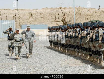 SPIN BULDAK, Afghanistan--États-Unis Le colonel de l'armée William Hix, commandant afghan, l'intégration de la sécurité régionale (Commande ARSIC) South les diplômés de la patrouille des frontières afghanes l'accent du programme de développement de la frontière avec le Major Général Siafullah Hakim, chef de l'ABP, 3ème zone, lors d'une cérémonie tenue à l'extérieur de la frontière d'ABP Centre à Spin Buldak le 2 avril 2009. Deux-cents nouveaux agents de police des frontières est diplômé de l'Programme de formation de sept semaines. C'est le premier groupe de la 3e zone pour recevoir la formation qui enseigne des fondamentaux dans les points de contrôle d'entrée, les barrages routiers, et d'autres domaines tels que v Banque D'Images