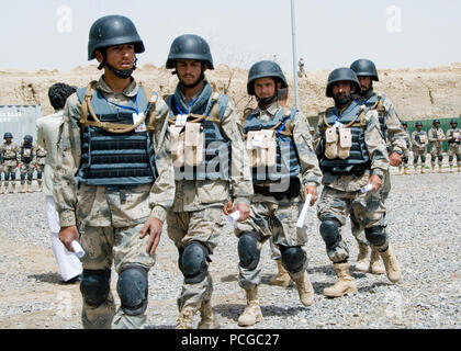 SPIN BULDAK, Afghanistan--police des frontières (ABP) défilé agents un champ ouvert après avoir reçu leur certificat d'achèvement de l'accent du programme de formation Développement de la frontière au cours d'une cérémonie tenue à l'extérieur de la frontière d'ABP Centre à Spin Buldak le 2 avril 2009. Deux-cents nouveaux agents de police des frontières est diplômé de l'Programme de formation de sept semaines. C'est le premier groupe de la 3e zone pour recevoir la formation qui enseigne des fondamentaux dans les points de contrôle d'entrée, les barrages routiers et dans d'autres domaines, tels que la maintenance des véhicules de patrouille et d'infanterie. Fias Banque D'Images