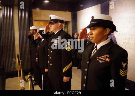 (Springfield (Virginie) - Les marins affectés à la classe Nimitz porte-avions USS ABRAHAM LINCOLN (CVN 72) rendre rend hommage au président Abraham Lincoln au lieu du 3 avril à l'Abraham Lincoln Memorial State Historic Site à Springfield, Illinois Lincoln marins visitez Springfield pour une visite du même nom pour en savoir plus sur l'histoire du président Abraham Lincoln et de partager les expériences sur la vie à bord d'Lincoln Springfield avec les citoyens. ( Banque D'Images