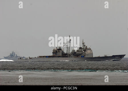 La classe Ticonderoga croiseur lance-missiles USS Chancellorsville en parallèle avec le service du porte-avions de classe Nimitz USS Ronald Reagan, en vue d'assumer le niveau d'attaque en transit dans la formation. Le groupe aéronaval du Ronald Reagan vient de terminer l'exercice de trois jours avec la marine indienne de l'ouest de la flotte et va maintenant revenir à l'exploitation courante. Le groupe aéronaval du Ronald Reagan est sur un déploiement ordinaire dans la 7e flotte zone de responsabilité. Opérant dans le Pacifique occidental et de l'Océan Indien, la 7ème flotte américaine est la plus grande de l'avant-déployé flottes américaines Banque D'Images