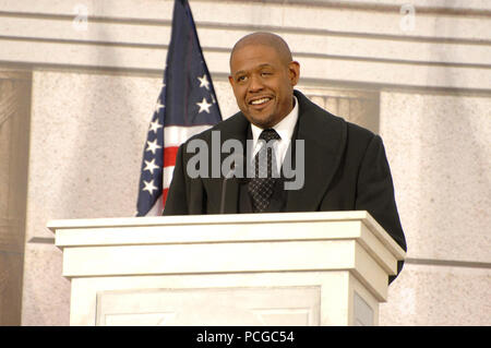 Au cours de la cérémonie d'inauguration au Lincoln Memorial sur le National Mall à Washington, D.C., le 18 janvier 2009, Forest Whitaker, parle à la foule à propos de l'importance de poètes, écrivains et autres artistes dans notre société. Plus de 5 000 hommes et femmes en uniforme de cérémonie militaire à l'appui l'investiture présidentielle, une tradition remontant à George Washington's 1789 inauguration. ( Banque D'Images