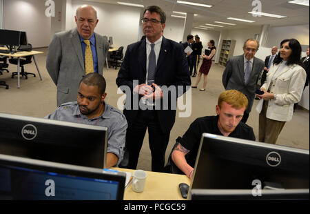 Acuitus PDG John Newkirk, gauche, indique le Secrétaire adjoint à la défense Ashton B. Carter la formation des anciens combattants dans l'écriture de logiciels code de programmation comme lui et l'ancien secrétaire à la Défense William Perry visite avec les leaders de l'industrie de la technologie à Palo Alto, Californie, le 17 avril 2013. ( Banque D'Images