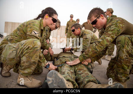 Les membres de la force de défense australienne, avec groupe de travail Santé de Taji, entreprise sécuriser une victime simulée à une portée en prévision de circulation d'une armée américaine HH-60 Pave Hawk, avec la Force de la liberté, au cours de l'évacuation médicale charge chaud et froid s'entraîner au Camp Taji, l'Iraq, le 3 juillet 2018. Une coalition créée à partir d'une vaste communauté internationale poursuivra son soutien à la population de l'Iraq afin de renforcer les capacités de la nation d'assurer la sécurité et la stabilité. Banque D'Images