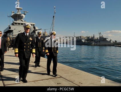 AMFIALIS la station navale, Grèce (nov. 13, 2009) Le chef des opérations navales (ONC) Adm. Gary Rouhgead, gauche, différentes classes de navire tours la marine hellénique avec Vice Adm. Loannis Karaiskos, droite, Chef de la flotte Hellénique, droit, à la Station Navale Amfialis en Grèce. Banque D'Images