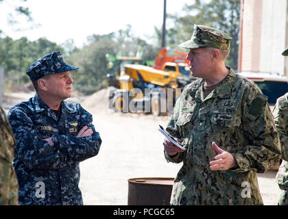 VIRGINIA BEACH, en Virginie (mars. 13, 2013). Bill Gortney, commandant de la flotte américaine Forces canadiennes (à gauche), parle avec le Capt John Coffey, commandant adjoint du Groupe des explosifs et munitions (EODGRU) 2 (à droite) lors de sa visite à la base de la Force expéditionnaire conjointe peu Creek-Fort Story 13 mars. Neutralisation de la Marine américaine est la plus importante force de combat pour lutter contre les dangers d'explosion et d'effectuer de la plongée de sauvetage et expéditionnaires. Banque D'Images