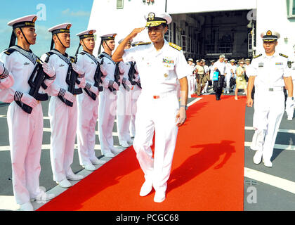 Shanghai, Chine (31 mai 2013) Adm. Cecil Haney, commandant de la flotte américaine du Pacifique, passe par side boys à bord de l'Armée populaire de libération (APL) Navy Ship Hengyang (FFG 568) à la suite d'une visite du navire. Haney visite à Shanghai, dans le cadre d'une visite d'introduction en Chine pour rencontrer les fonctionnaires PLA pour discuter de questions d'intérêt commun et identifier les domaines de la poursuite de la coopération, coïncide avec une visite du port par le croiseur lance-missiles USS Shiloh (CG 67). Banque D'Images