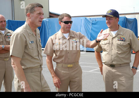 L'Unité de la Réserve navale de submersion profonde Commandant du Détachement de la Cmdr. Brian Granger dirige le chef de la réserve de la Marine Vice Adm. Dirk Debbink et élément actif de l'unité de submersion profonde Commandant du Détachement de la Cmdr. Davy Lemly durant la récente visite à Debbink la seule marine world-wide 24/7 déployables de l'unité de sauvetage de sous-marins. Debbink a parlé avec active et de réserve de marins sur les prochains changements et d'améliorations destinées à rendre le membre le plus accessible et un prêt de la force. Banque D'Images