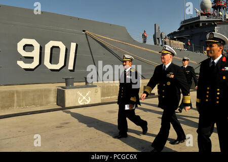 U.S. Navy Chief of Naval Operations Adm. Gary Roughead, deuxième à partir de la droite, reçoit une visite de la flotte à partir de la marine égyptienne Vice Adm. Mohab Mameesh (à gauche), commandant en chef, et d'autres dirigeants supérieurs au cours d'une visite à Alexandrie, Égypte, base navale le 11 novembre 2009. Banque D'Images