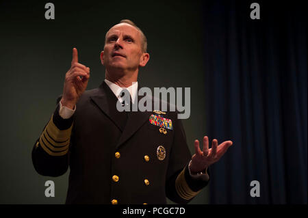 R.I. (Oct. 25, 2013) Le chef des opérations navales (ONC) Adm. Jonathan Greenert parle aux membres de la U.S. Naval War College student body sur l'état de la Marine. Plus tôt Greenert a parlé en tant que conférencier invité à un l'École des aspirants (OCS) Cérémonie de remise des diplômes et a également administré le serment d'office à 85 aspirants de la promotion. Banque D'Images