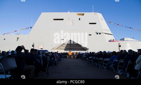 BALTIMORE, MD (oct. 15, 2016). Harry B. Harris Jr., commandant du Commandement du Pacifique des États-Unis, prend la parole à la cérémonie de mise en service de l'USS Zumwalt (DDG 1000). D'un équipage de 147 marins, Zumwalt est le premier navire d'une classe de destroyers de nouvelle génération conçu pour accroître sa puissance navale, en effectuant des missions critiques et renforcer la dissuasion, la projection de puissance américaine et les objectifs de contrôle de la mer. Banque D'Images