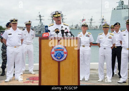 JOINT BASE HICKAM-PEARL HARBOR (5 juillet 2016) Adm. Scott Swift, commandant de la flotte américaine du Pacifique, répond aux questions de la presse internationale au cours de la Rim of the Pacific (RIMPAC) 2016 Conférence de presse d'ouverture at Joint Base Harbor-Hickam Pearl. Vingt-six nations, plus de 40 navires et sous-marins, plus de 200 avions et 25 000 personnes participent à l'EXERCICE RIMPAC du 30 juin au 4 août, dans et autour des îles Hawaï et la Californie du Sud. RIMPAC 2016 est le 25e de l'exercice dans la série qui a commencé en 1971. Banque D'Images