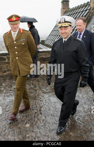 Commandant suprême des forces alliées en Europe, le SMA. James G. Stavridis, tours du château d'Édimbourg, en Écosse, le 16 novembre, avec le Major-général David Shaw, officier général et gouverneur du château d'Édimbourg. Stavridis est dans la ville pour assister à la 55e Assemblée parlementaire de l'OTAN au Edinburgh International Conference Centre. (L'OTAN Banque D'Images