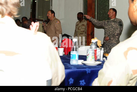 Adm arrière. Anthony Kurta, gauche, et Brigue. Bgén Chris Leins, Combined Joint Task Force-Horn of Africa, l'adresse personnel de base et des invités spéciaux à l'une fin de Tour' remise des prix et le dîner au Camp Lemonnier. Trente-sept des membres du personnel de base sera en fin de période d'un an, le 3 février. Banque D'Images