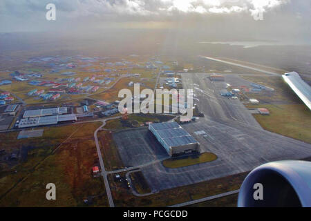 L'Islande (oct. 26, 2016) Un avion P-8A Poseidon, affecté à l'Escadron de patrouille (VP), 45 vol au dessus de la base aéronavale de Keflavik. États-unis 6e Flotte, basée à Naples, Italie, effectue l'ensemble des opérations navales et mixte, souvent de concert avec ses alliés, le joint, et inter-organismes partenaires, afin de faire progresser les intérêts nationaux américains et la sécurité et la stabilité en Europe et l'Afrique. Banque D'Images