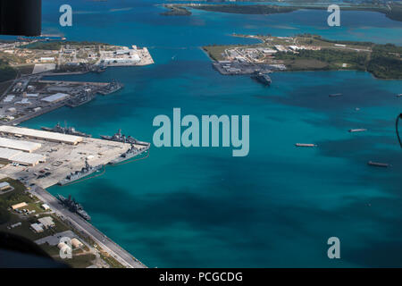 APRA HARBOUR, Guam (5 mars 2016) - Une vue aérienne de dessus Base navale américaine Guam (NBG) montre Apra Harbour avec plusieurs navires de la marine à port - jusqu'à 22 navires au total à un moment donné - marquage le plus grand port en présence à NBG en 30 ans. Les nouveaux navires au port, essentiellement à partir de l'Escadron de destroyers torpilleurs-15 basée à Japon et trois destroyers et un destroyer, navire de commandement de la Force japonaise d'autodéfense maritime, participeront à l'Multi-Sail 2016, cinq jours d'exercice bilatéral en mer au large de la côte de Guam avant de retourner en Apra Harbour pour la liberté à Guam. Banque D'Images