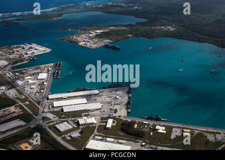 APRA HARBOUR, Guam (5 mars 2016) - Une vue aérienne de dessus Base navale américaine Guam (NBG) montre Apra Harbour avec plusieurs navires de la marine à port - jusqu'à 22 navires au total à un moment donné - marquage le plus grand port en présence à NBG en 30 ans. Les nouveaux navires au port, essentiellement à partir de l'Escadron de destroyers torpilleurs-15 basée à Japon et trois destroyers et un destroyer, navire de commandement de la Force japonaise d'autodéfense maritime, participeront à l'Multi-Sail 2016, cinq jours d'exercice bilatéral en mer au large de la côte de Guam avant de retourner en Apra Harbour pour la liberté à Guam. Banque D'Images