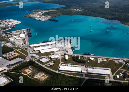 APRA HARBOUR, Guam (5 mars 2016) - Une vue aérienne de dessus Base navale américaine Guam (NBG) montre Apra Harbour avec plusieurs navires de la marine à port - jusqu'à 22 navires au total à un moment donné - marquage le plus grand port en présence à NBG en 30 ans. Les nouveaux navires au port, essentiellement à partir de l'Escadron de destroyers torpilleurs-15 basée à Japon et trois destroyers et un destroyer, navire de commandement de la Force japonaise d'autodéfense maritime, participeront à l'Multi-Sail 2016, cinq jours d'exercice bilatéral en mer au large de la côte de Guam avant de retourner en Apra Harbour pour la liberté à Guam. Banque D'Images