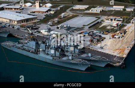 APRA HARBOUR, Guam (5 mars 2016) - Une vue aérienne de dessus Base navale américaine Guam (NBG) montre Apra Harbour avec close-up de deux destroyers de la Marine à la Sierra de la jetée. Les nouveaux navires au port, essentiellement à partir de l'Escadron de destroyers torpilleurs-15 basée à Japon et trois destroyers et un destroyer, navire de commandement de la Force japonaise d'autodéfense maritime, participeront à l'Multi-Sail 2016, cinq jours d'exercice bilatéral en mer au large de la côte de Guam avant de retourner en Apra Harbour pour la liberté à Guam. Banque D'Images