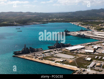 Port, Guam (5 mars 2016) Une vue aérienne de dessus Base navale américaine Guam (NBG) montre Apra Harbour avec plusieurs navires de la marine à port, jusqu'à 22 navires au total à un moment donné, marquant le plus important au-port présence à NBG en 30 ans. Les nouveaux navires au port, essentiellement à partir de l'Escadron de destroyers torpilleurs-15 basée à Japon et trois destroyers et un destroyer, navire de commandement de la Force japonaise d'autodéfense maritime, participeront à l'Multi-Sail 2016, cinq jours d'exercice bilatéral en mer au large de la côte de Guam avant de retourner en Apra Harbour pour la liberté à Guam. Banque D'Images