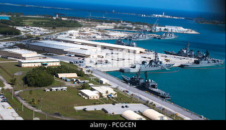 APRA HARBOUR, Guam (5 mars 2016) - Une vue aérienne de dessus Base navale américaine Guam (NBG) montre Apra Harbour avec plusieurs navires de la marine à port - jusqu'à 22 navires au total à un moment donné - marquage le plus grand port en présence à NBG en 30 ans. Les nouveaux navires au port, essentiellement à partir de l'Escadron de destroyers torpilleurs-15 basée à Japon et trois destroyers et un destroyer, navire de commandement de la Force japonaise d'autodéfense maritime, participeront à l'Multi-Sail 2016, cinq jours d'exercice bilatéral en mer au large de la côte de Guam avant de retourner en Apra Harbour pour la liberté à Guam. Banque D'Images