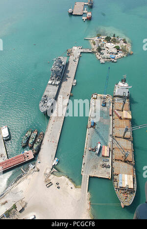 Vue aérienne de la jetée de Port-au-Prince, Haïti, où plusieurs branches militaires mènent des opérations de secours en cas de catastrophe humanitaire et dans le cadre de l'opération réponse unifiée après au tremblement de terre de 7.0 Le 12 janvier. Banque D'Images