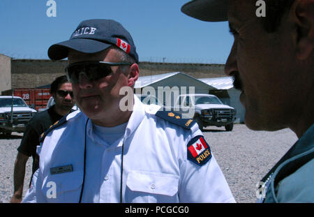 Les agents de la Police nationale afghane passent par la formation tactique avancé pour l'Afghan National Civil Order Police. ANCOP fonctionnera dans plusieurs rôles une fois déployée. Ces agents passent par le processus de sélection afin de voir si ils vont faire la coupe de SWAT. Militaires de la Coalition et de contribuer à la formation des mentors plaisance necessitant l'ANP dirigeants qui assistent à cette formation. Surintendant James Rainville, Gendarmerie royale du Canada parle avec un agent de police afghans essayant de définir les détails entourant le cycle de formation. Banque D'Images