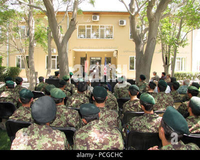 Sous-officiers diplômés de l'équipe de Cours de chef de l'Armée de l'air afghane sur la base de la Force aérienne afghane à Kaboul le 11 juillet, 2010 Banque D'Images