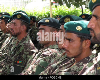 Sous-officiers diplômés de l'équipe de Cours de chef de l'Armée de l'air afghane sur la base de la Force aérienne afghane à Kaboul le 11 juillet, 2010 Banque D'Images