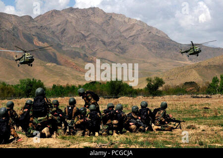 Kaboul, Afghanistan - commandos afghans du 6e Kandak Commando attendre deux hélicoptères Mi-17 à la terre qu'ils mettent en pratique les techniques d'infiltration à l'aide de l'Armée nationale afghane Air Corps Mi-17agir le 1 avril 2010 au Camp Morehead dans les régions périphériques de Kaboul. La formation était en préparation pour les futures missions d'assaut aérien nécessaire afin de perturber les activités des insurgés et d'apporter la stabilité à la population et de la région. (US Navy Banque D'Images