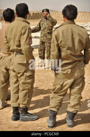 Un soldat de l'Armée nationale afghane parle aux recrues de la police locale afghane pendant un cours sur les dispositifs explosifs de circonstance dans le district de Nawbahar, province de Zabul, Afghanistan, le 15 mars. La classe fait partie d'un cours de trois semaines qui enseigne ALP candidats des services de police de base, les procédures de manipulation d'armes et d'autres compétences nécessaires pour protéger et défendre les citoyens afghans. Banque D'Images