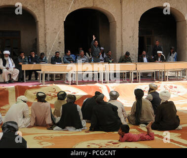 Afghanistan Directeur de la Police locale Brig. Le général Ali Shah Ahmadzai parle à 50 nouveaux membres de la police locale afghane à une cérémonie de remise des diplômes dans Dizhak Village, dans la province de Farah, l'Afghanistan le 29 mai. ALP les membres reçoivent une formation de base en matière de sécurité pour protéger les civils afghans locaux afin d'aider à assurer la stabilité dans la région. Banque D'Images