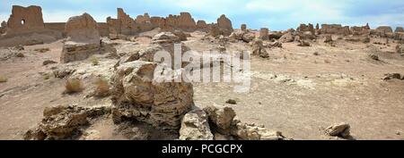 D'anciennes ruines Jiaohe Turpan en éventail est une forteresse naturelle situé au sommet d'une falaise sur un plateau en forme de feuille dans la Région autonome ouïgoure du Xinjiang de Chine Banque D'Images